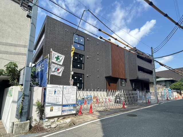 ジェイエイチエスプレミア学園前の外観