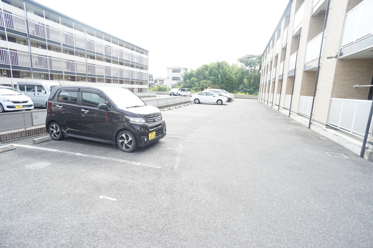 レオパレスＬａ　ＶｉｓｔａⅡ(ラビスタ)の駐車場