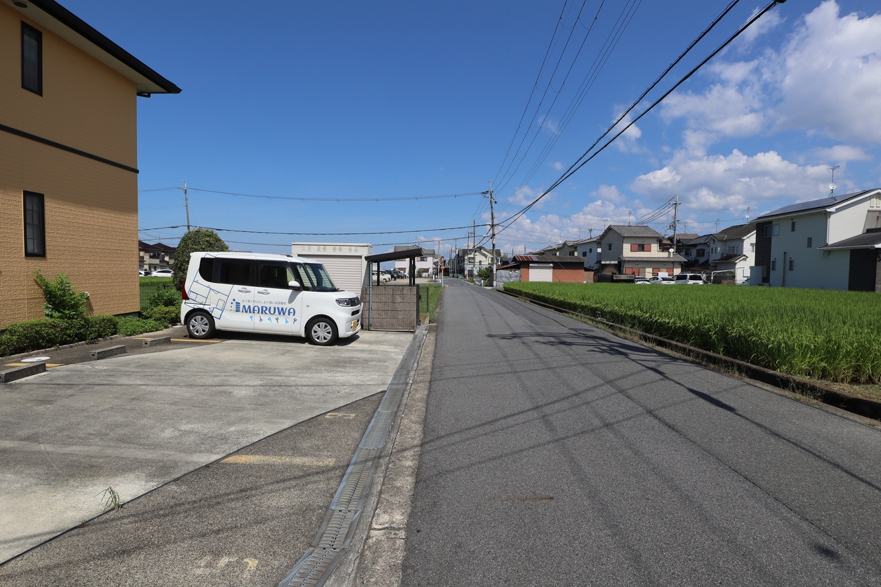パセオブルージュの駐車場