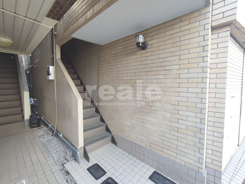 杉並区西荻北４丁目の賃貸マンションのエントランス