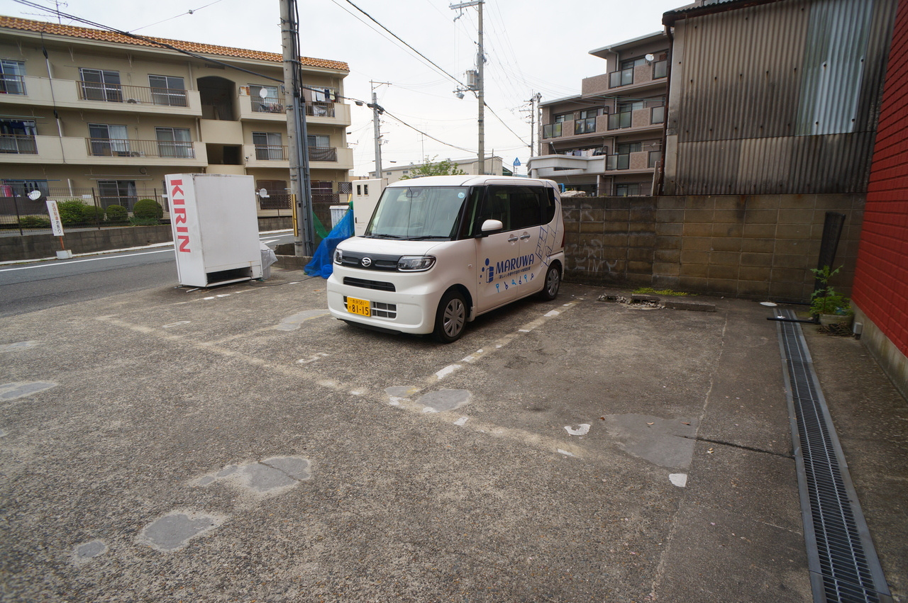 ジュネス神殿の駐車場