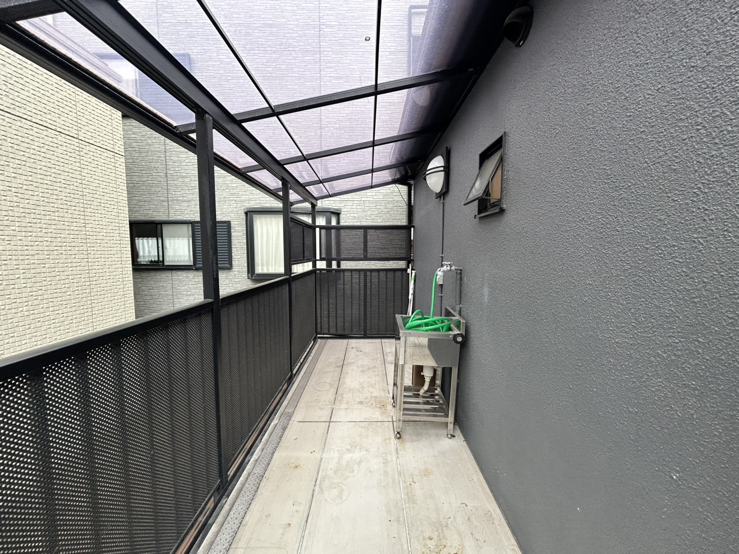 西宮市松原町のアパートのバルコニー