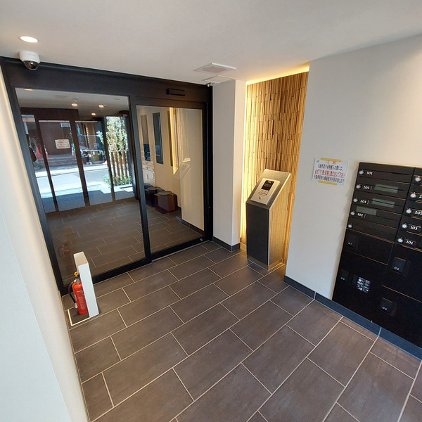 武蔵野市吉祥寺本町３丁目の賃貸マンションのエントランス