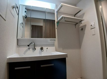 Ksパーシモンの独立洗面台|★３面鏡付きシャワードレッサー・室内洗濯機置場あり・同タイプのイメージ画像です★