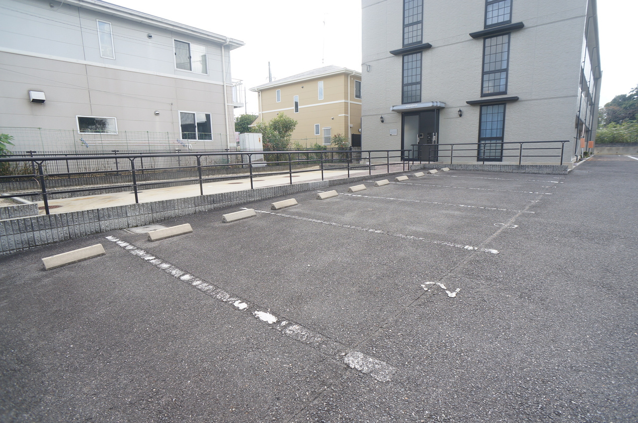 レオパレス関屋の駐車場