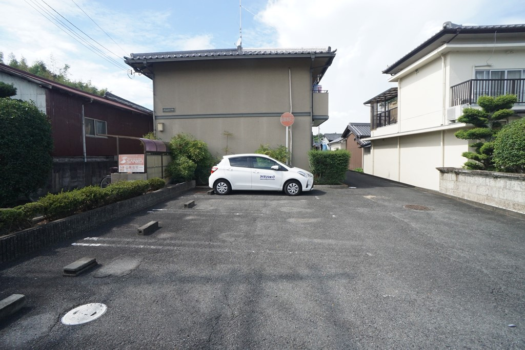 メゾンシェルブルーの駐車場