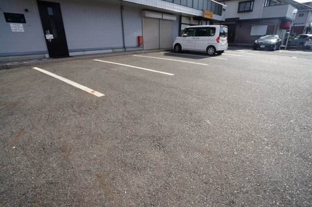 アップウェル八木の駐車場