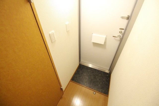 レオパレスブルースカイ王寺の玄関