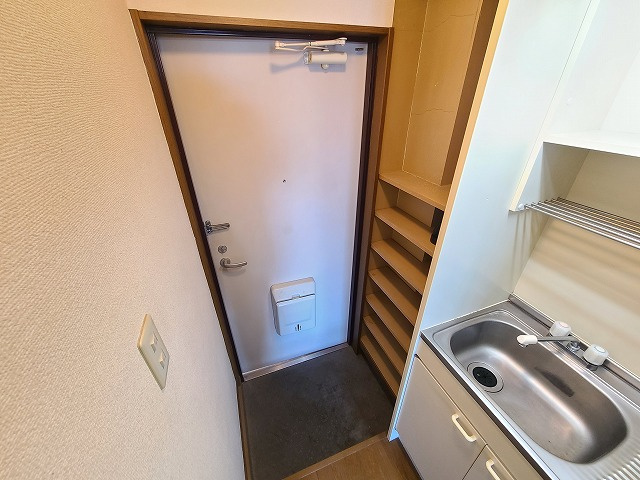 アガペーホームＫの玄関|★玄関に収納棚を設置・シューズ置場としてご利用可能です。★