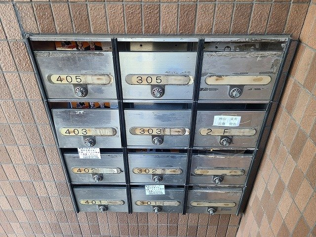 アガペーホームＫのロビー|★共用部に各戸の集合ポストを設置しています。★