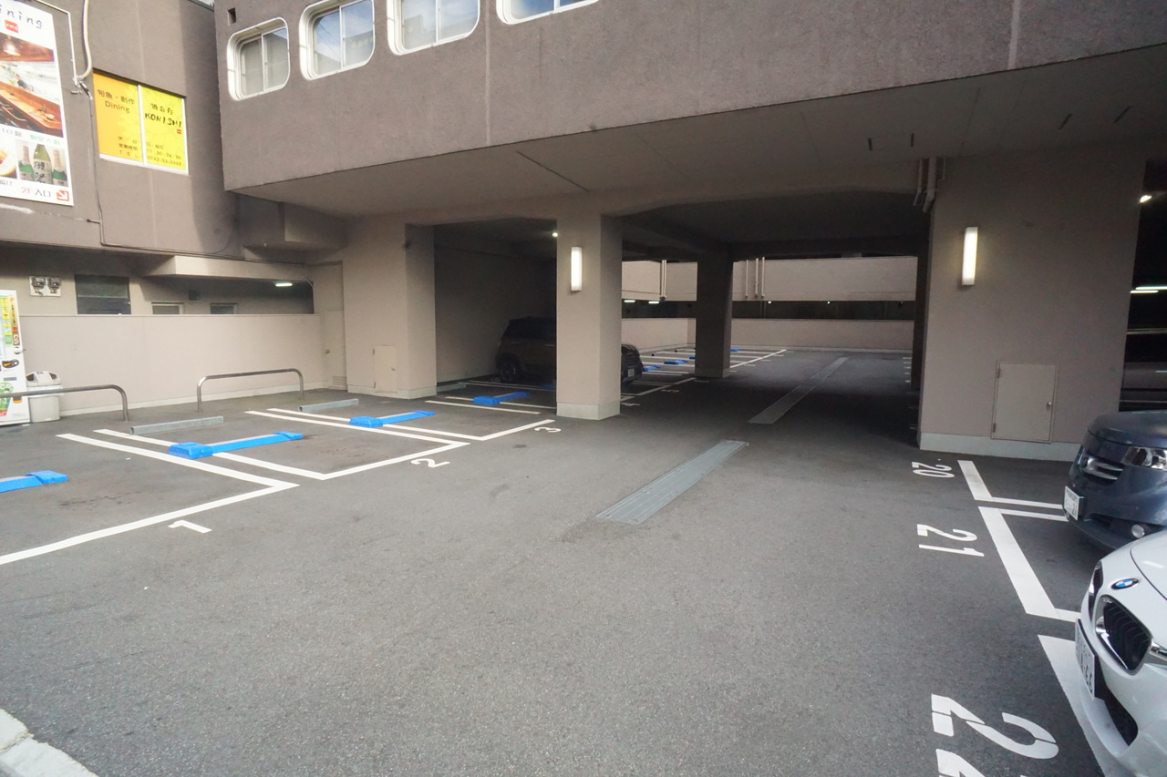 アルファグランデの駐車場