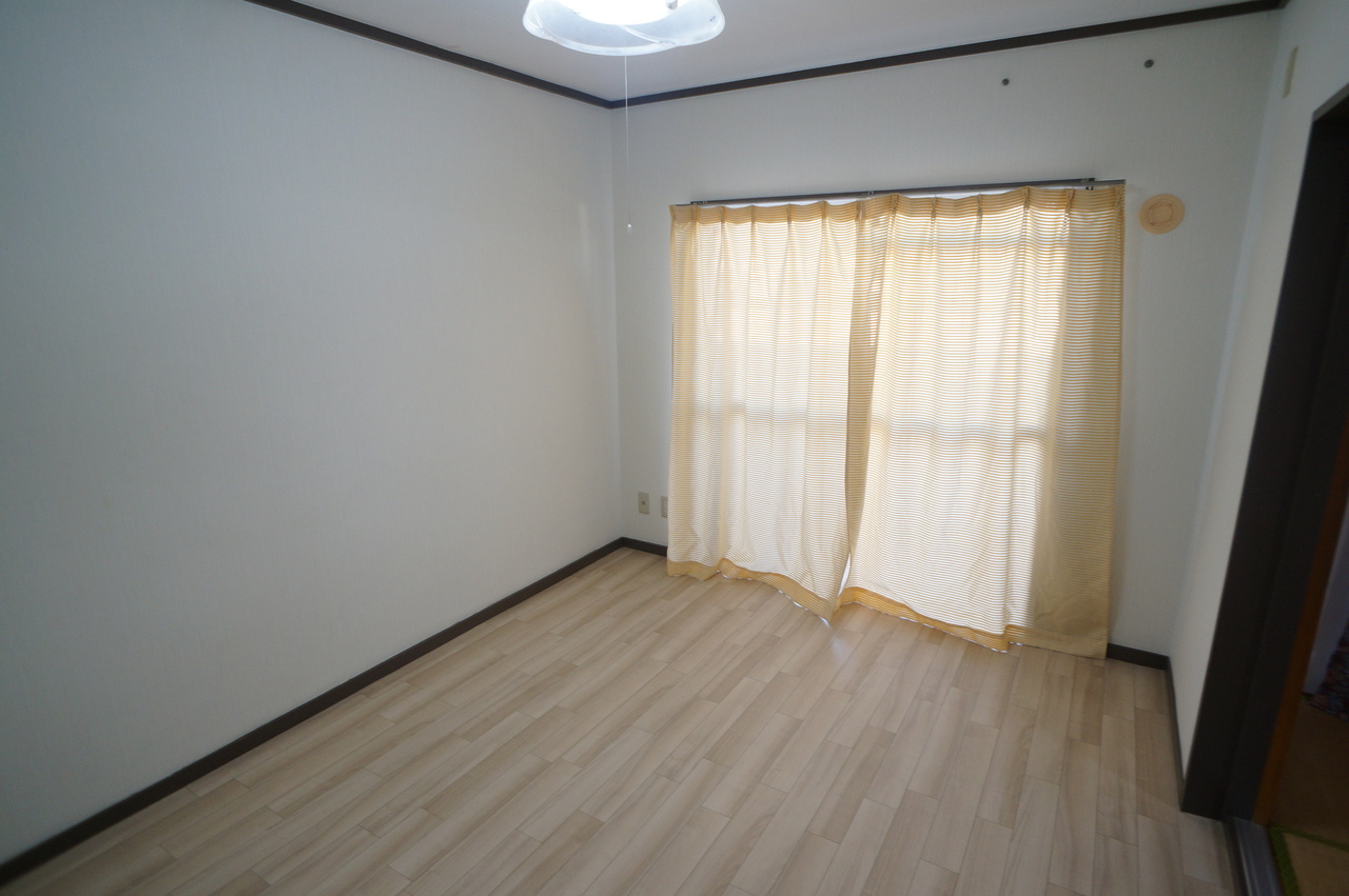 新町ロイヤルハイツの洋室