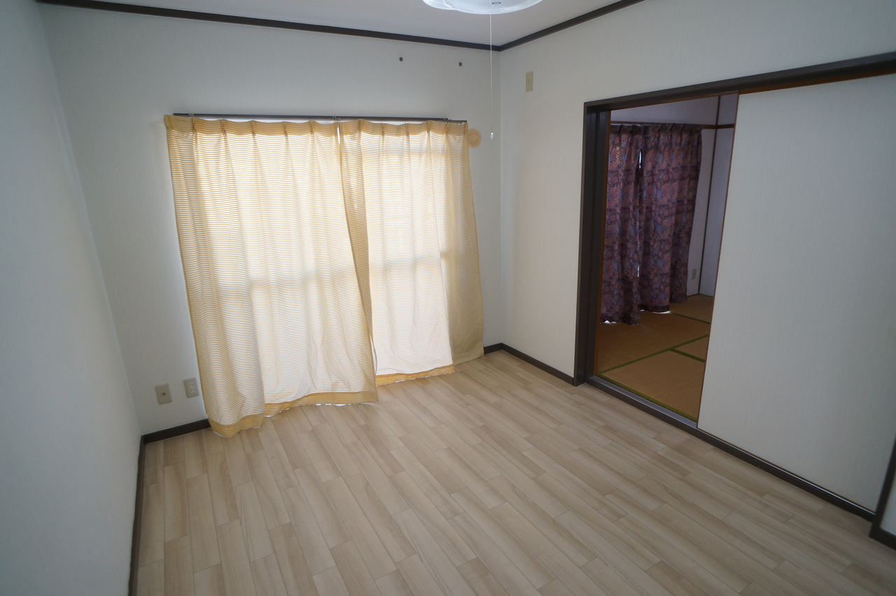 新町ロイヤルハイツの洋室