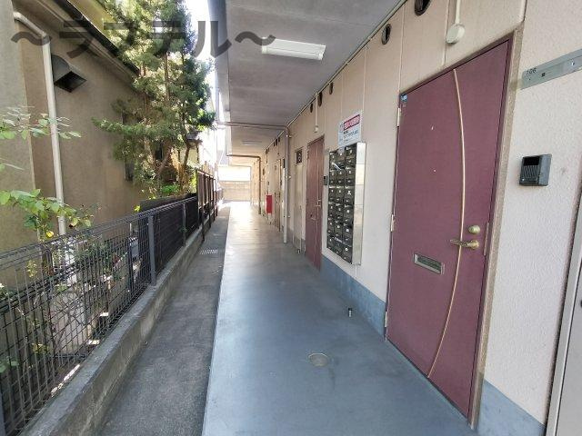 所沢市くすのき台３丁目のアパートのロビー