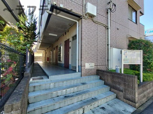 所沢市くすのき台３丁目のアパートのエントランス