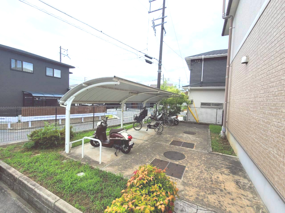 フォンターナ若葉の駐車場