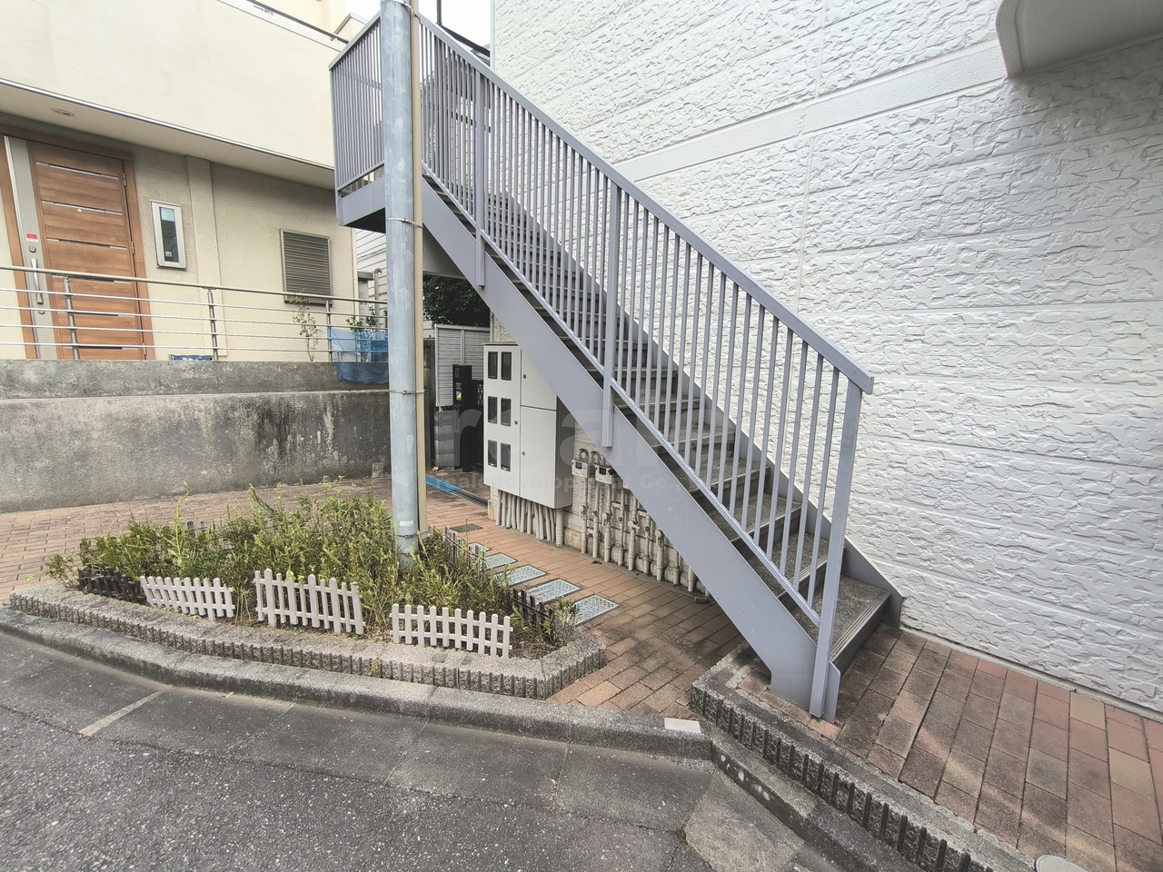 杉並区西荻北１丁目の賃貸マンションのエントランス