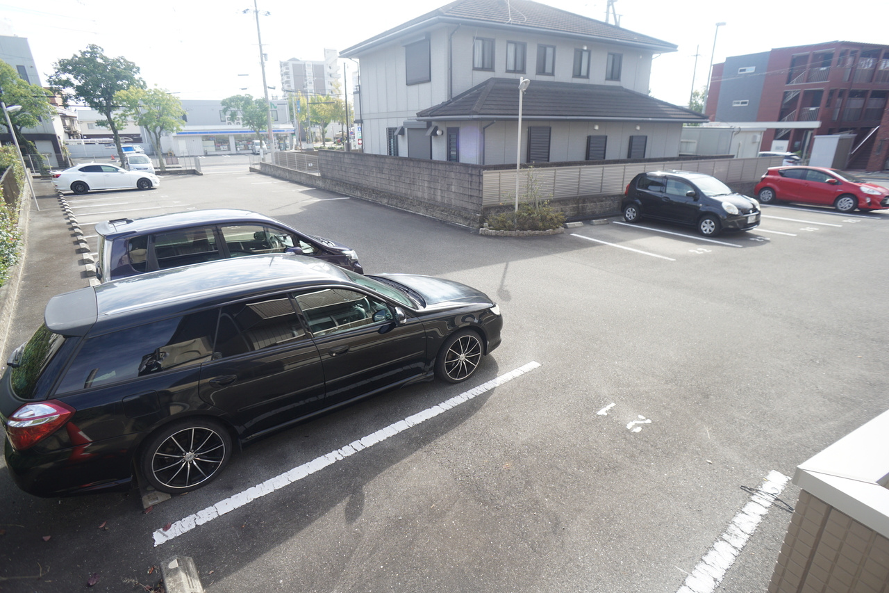 レジデンス天理の駐車場