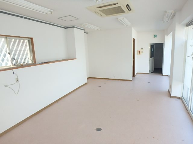 アーバン中央市場前の居間・リビング|こちらのリビングで趣味の時間をお楽しみください