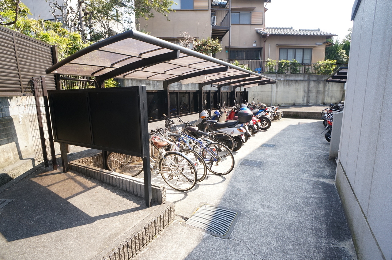 グレイスフローラ富雄の駐車場