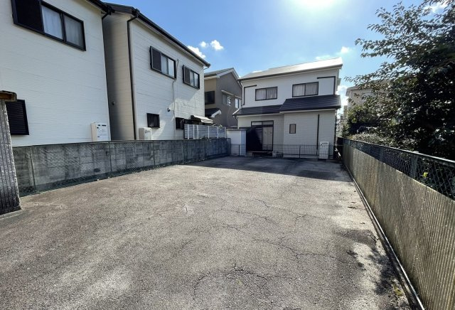 ファミーユ学園前の駐車場