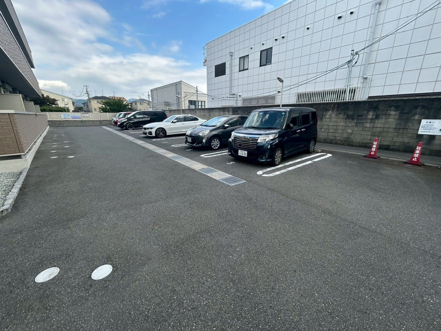 シャン　ドゥ　フルールの駐車場
