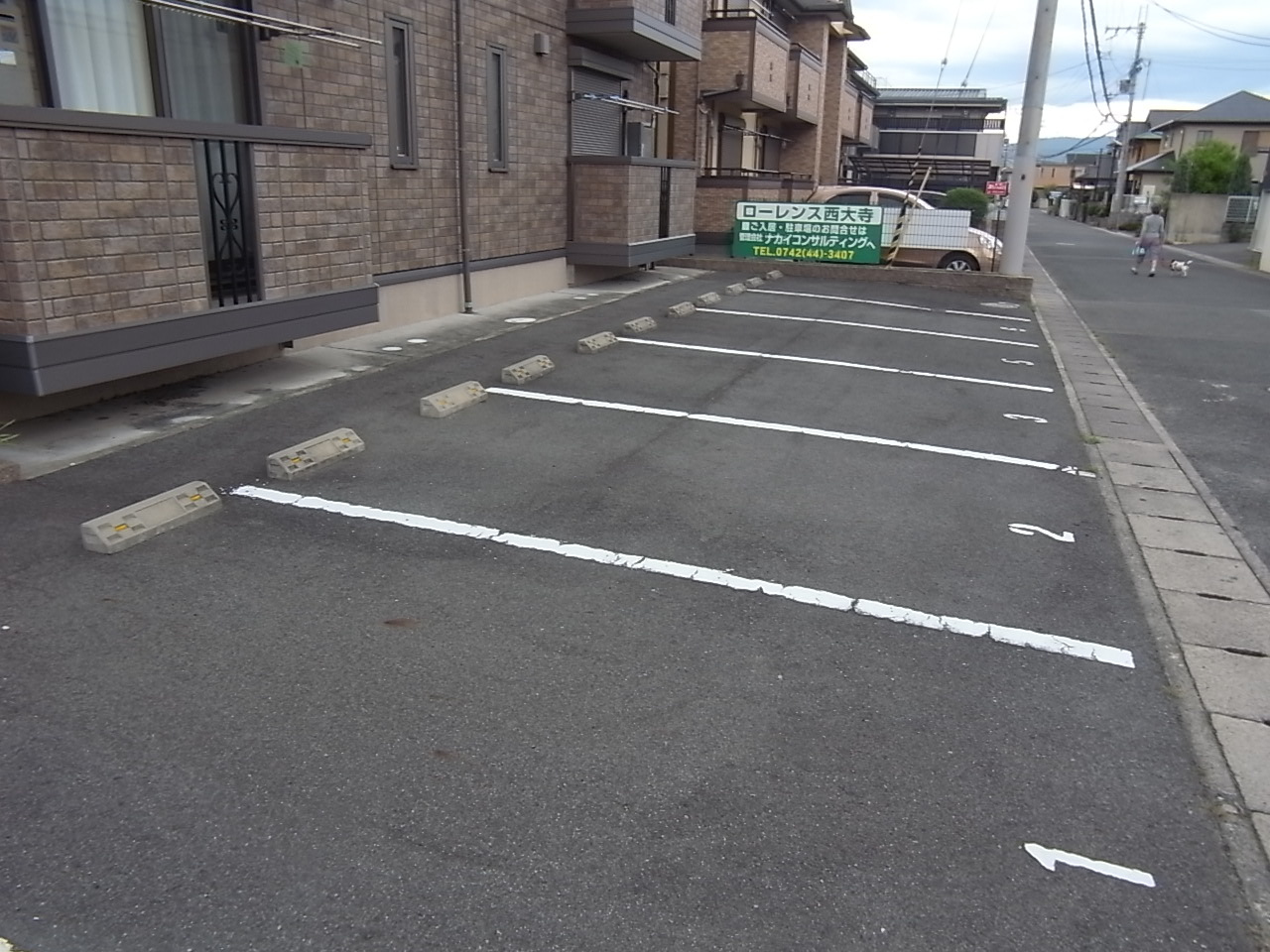 ルーナ西大寺の駐車場