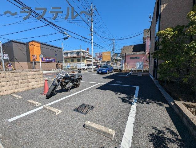 レオネクストエターナルの駐車場