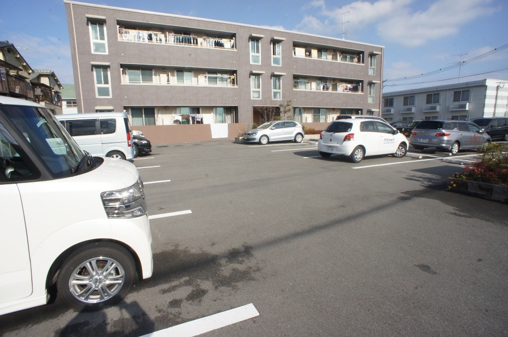 コンフォート上宮の駐車場