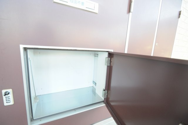 レオパレスユニバース橿原の玄関|宅配BOXは不在時の宅配に便利です