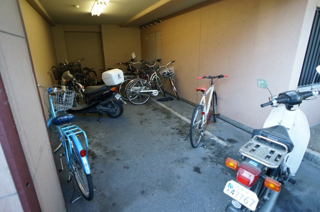 オーキッドあやめ池の駐車場