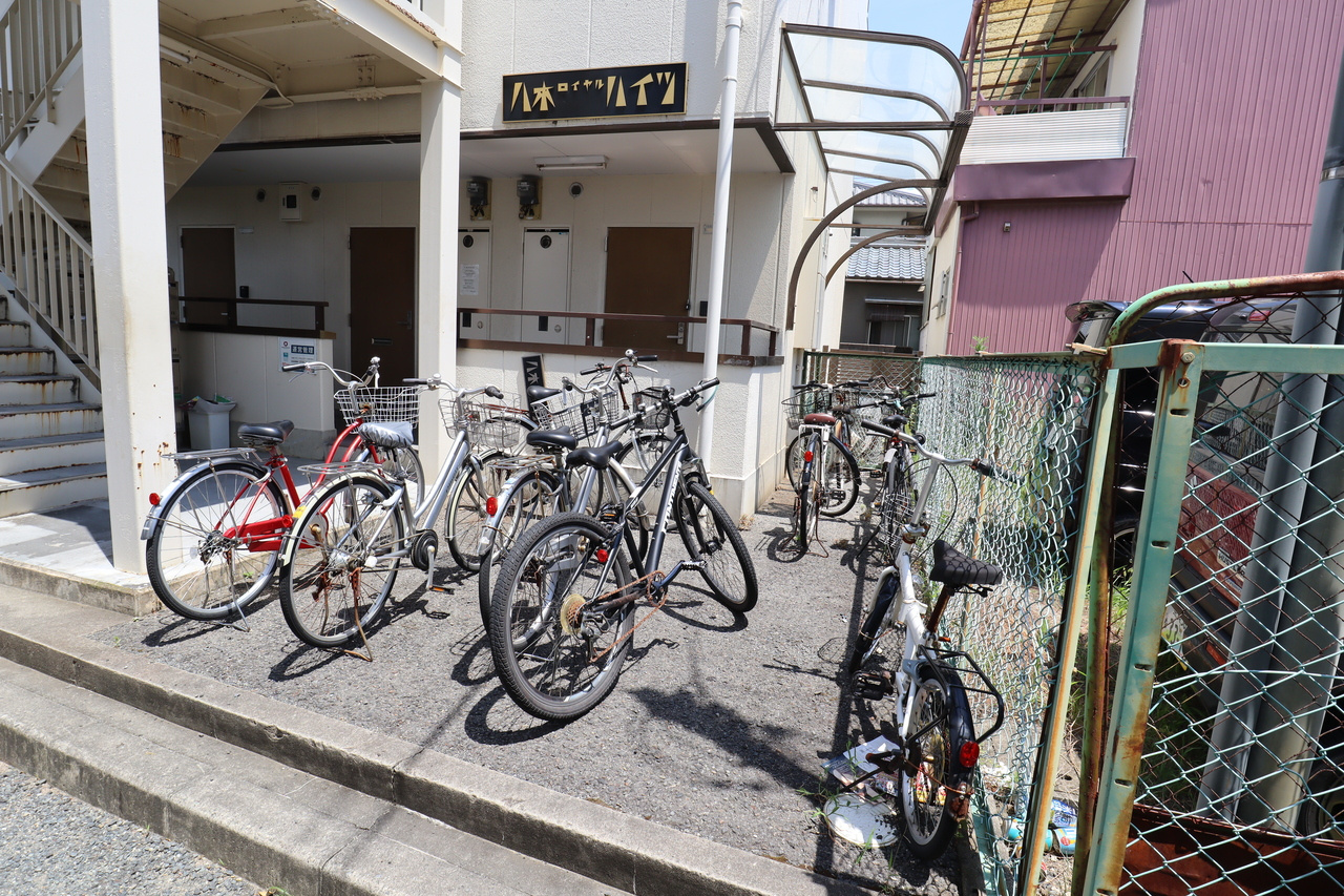 八木ロイヤルハイツの駐車場