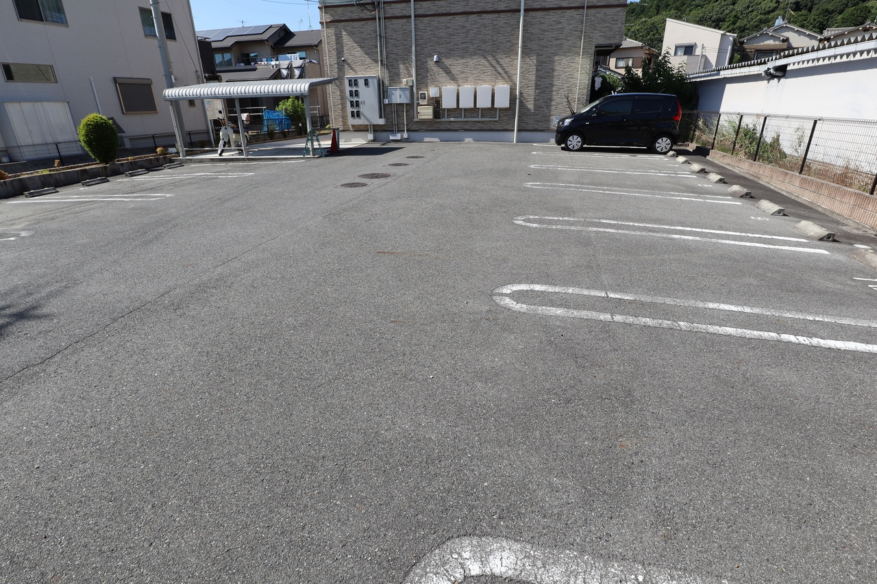 クラージュの駐車場