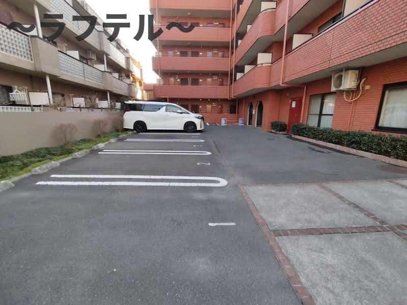 所沢市東住吉の賃貸マンションの駐車場
