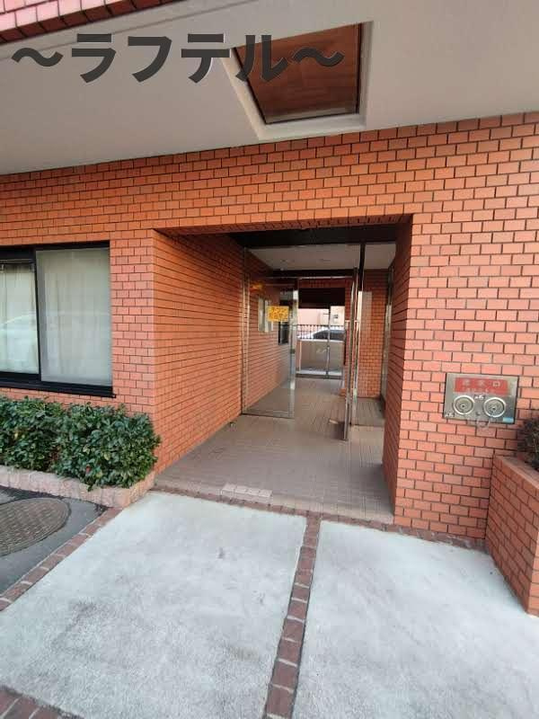 所沢市東住吉の賃貸マンションのエントランス