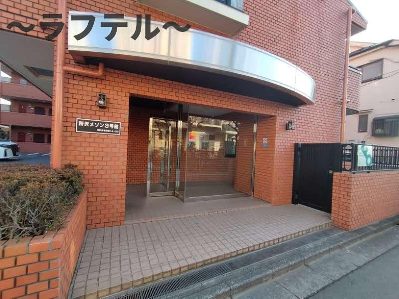 所沢市東住吉の賃貸マンションのエントランス