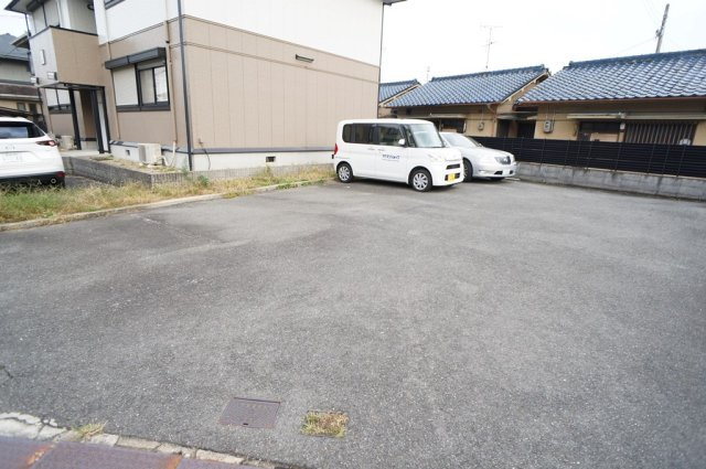 フローラ東坂の駐車場