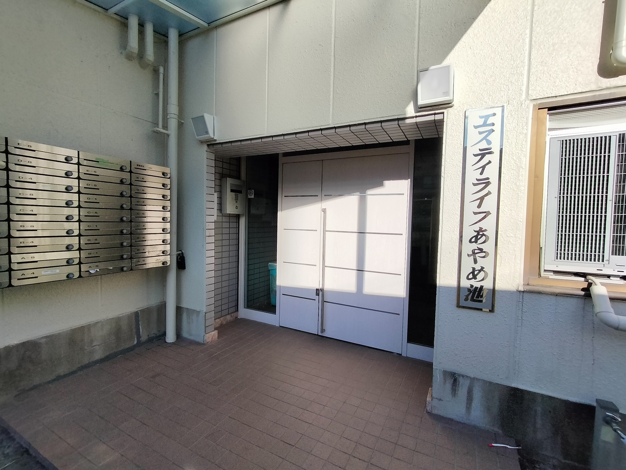 奈良市西大寺赤田町２丁目の賃貸マンションのエントランス