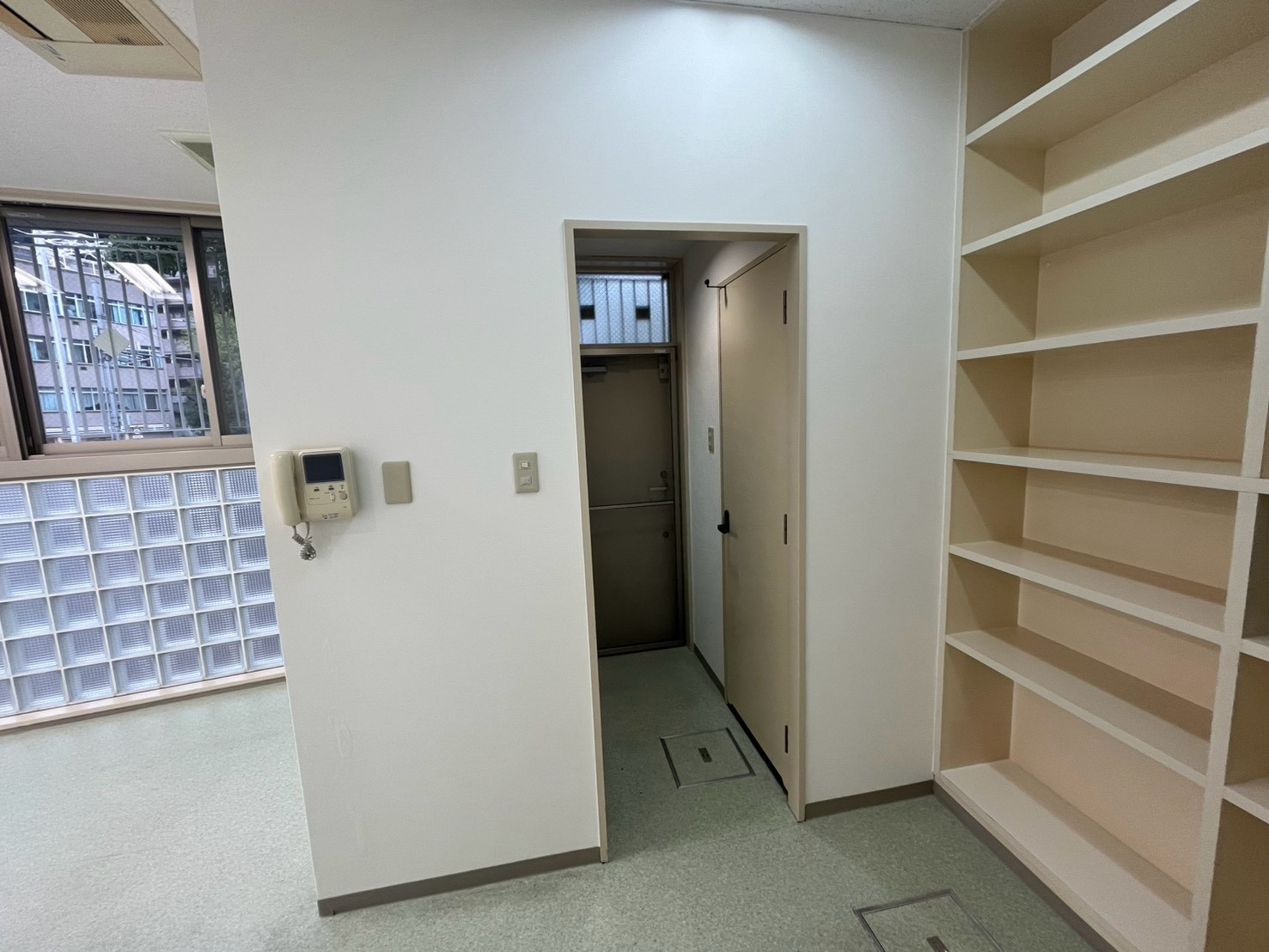 山手井上ビルの内装|バックヤード入口