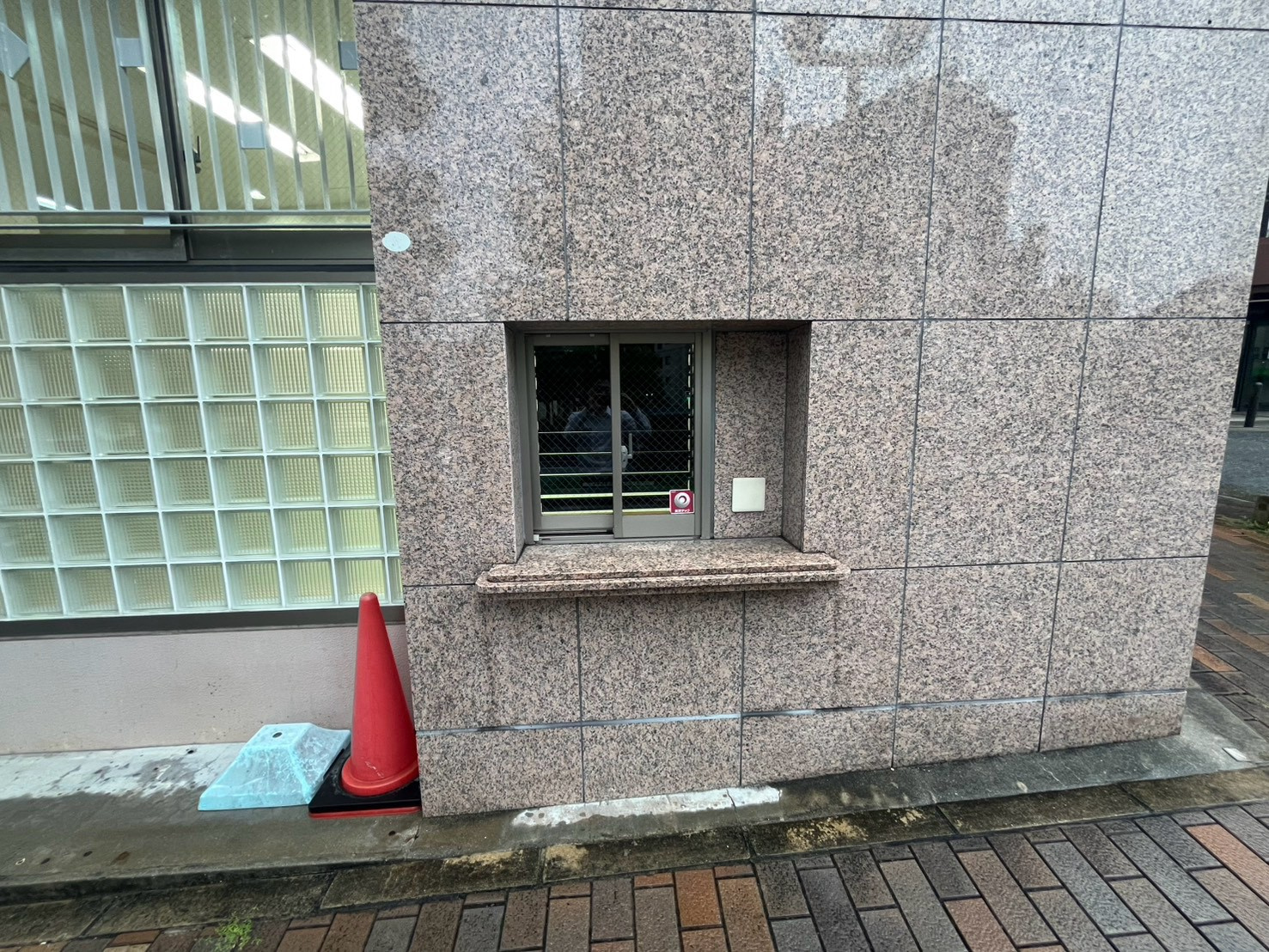 山手井上ビルの設備|販促用の小窓、外より撮影