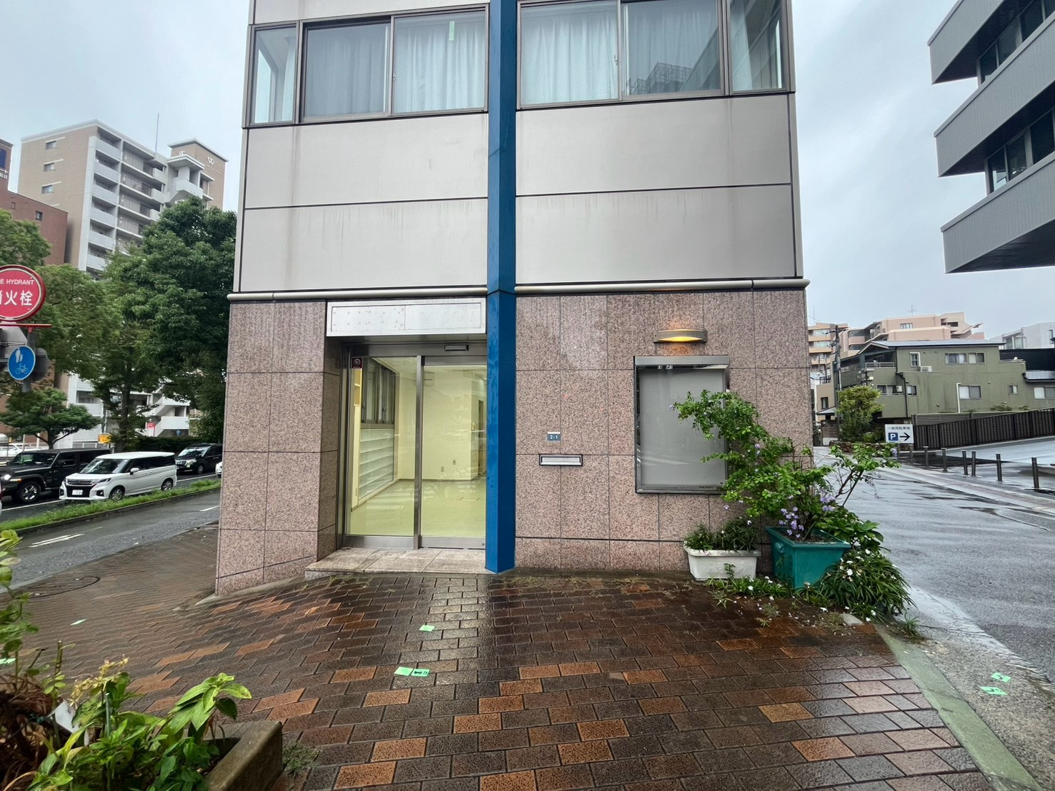 山手井上ビルの外観|テナント正面入口