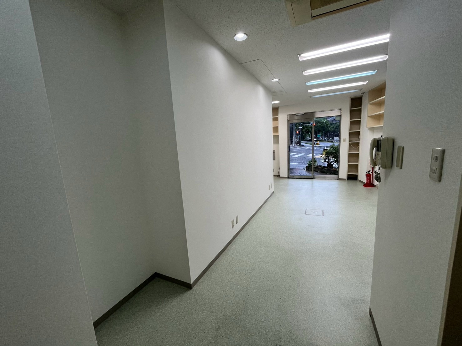 山手井上ビルの内装|店舗奥西側より撮影