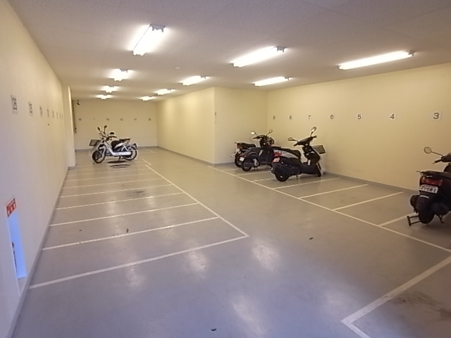 学園前パークスイーツ丘の邸の駐車場