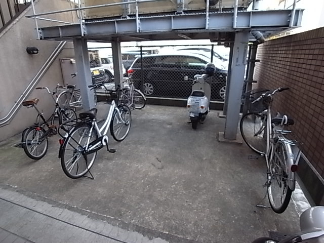 メゾンケイティーエスの駐車場
