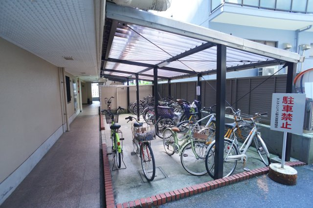 サンマンション新大宮の駐車場