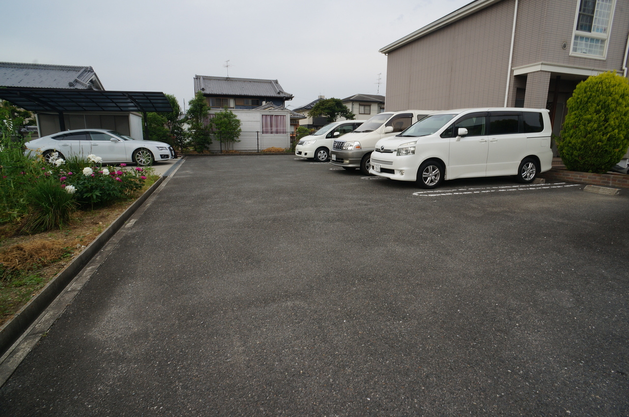 トウッティ・ベネの駐車場