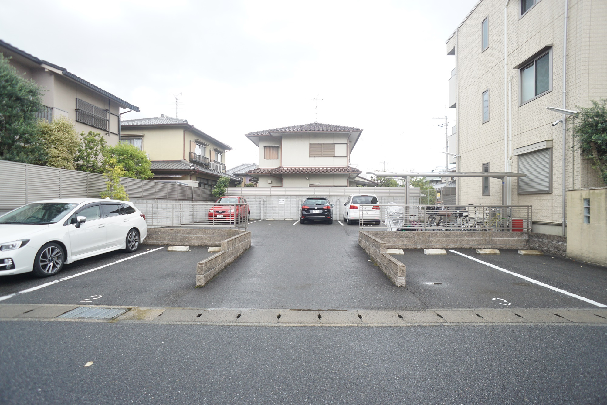 フォレストコートの駐車場