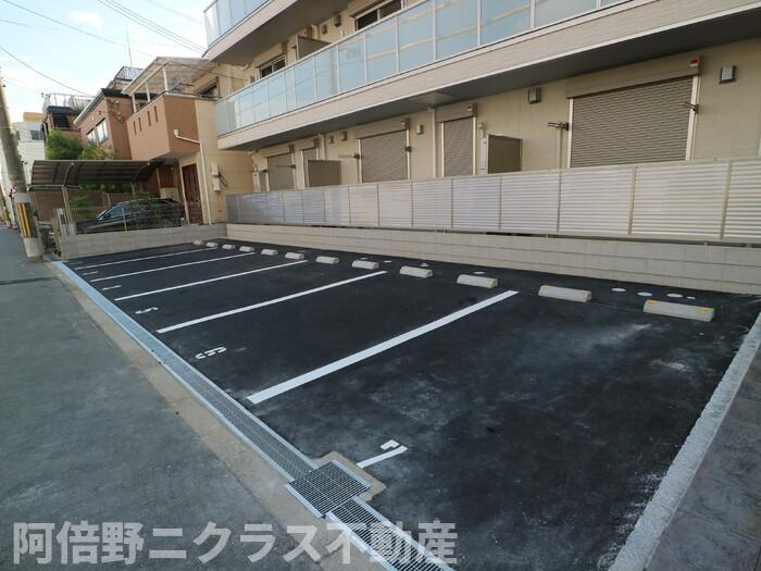 レジデンス今川の駐車場