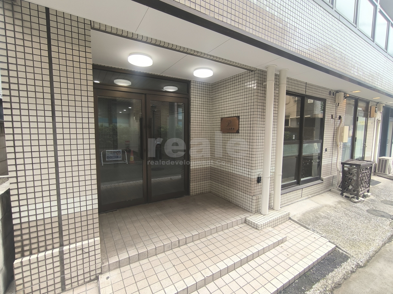 武蔵野市吉祥寺南町１丁目の賃貸マンションのエントランス