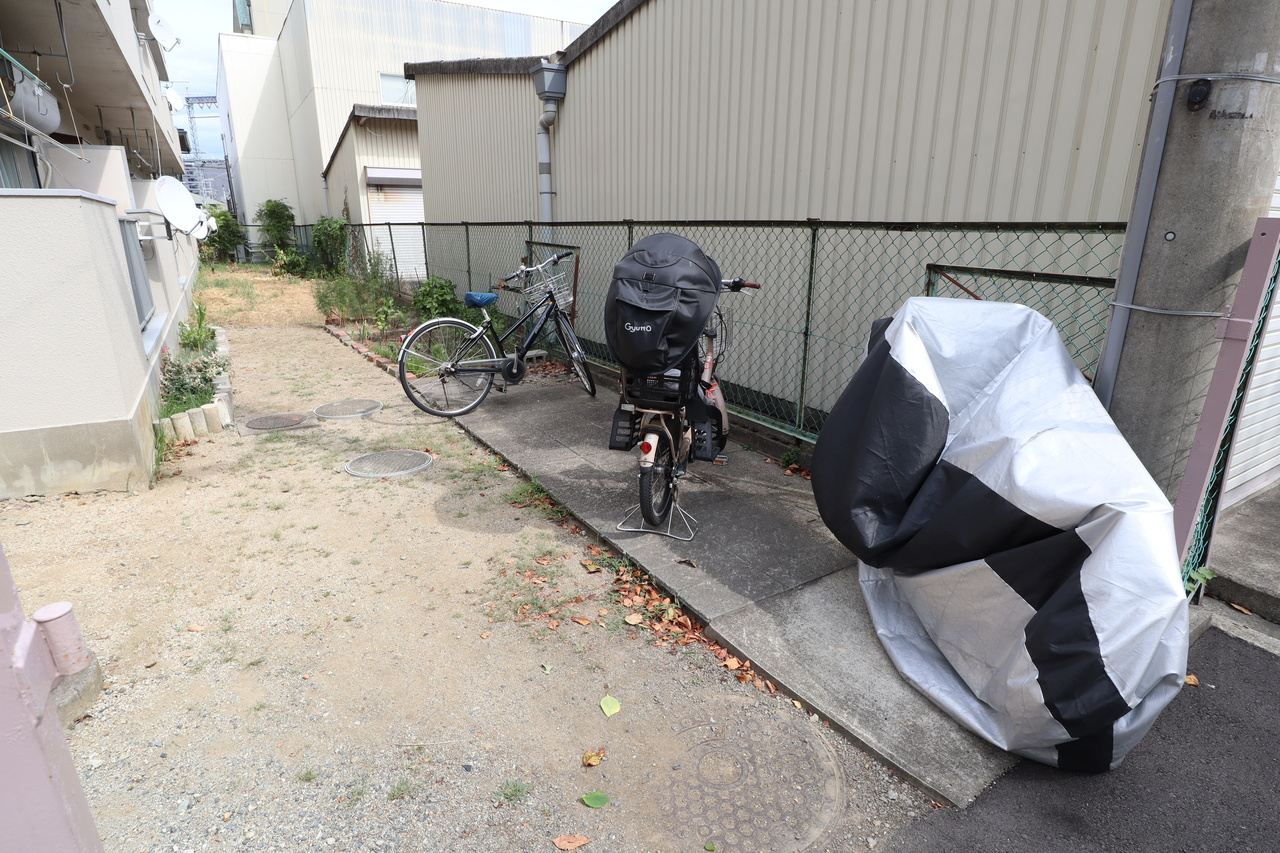 三和ハイツ八木北棟の駐車場